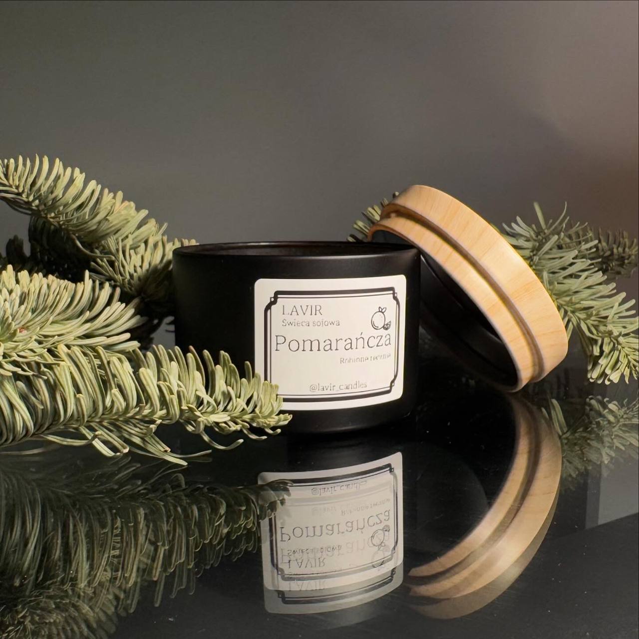 Świeca w świeczniku